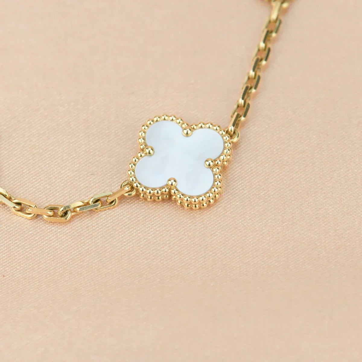 [Sophire Jewelry ]CLOVER WHITE PEARL MOP 5 MOTIF BRACELET COLLECTION