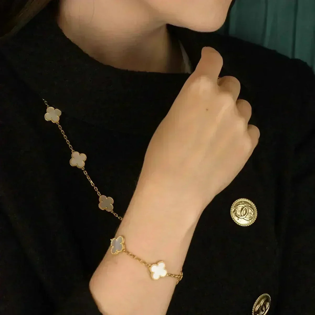 [Sophire Jewelry ]CLOVER WHITE PEARL MOP 5 MOTIF BRACELET COLLECTION