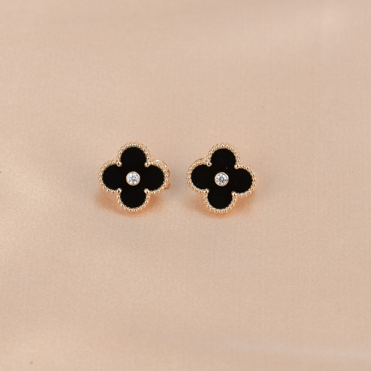 [Sophire Jewelry ]CLOVER MEDIUM 1 MOTIFS ONYX DIAMOND EARRINGS