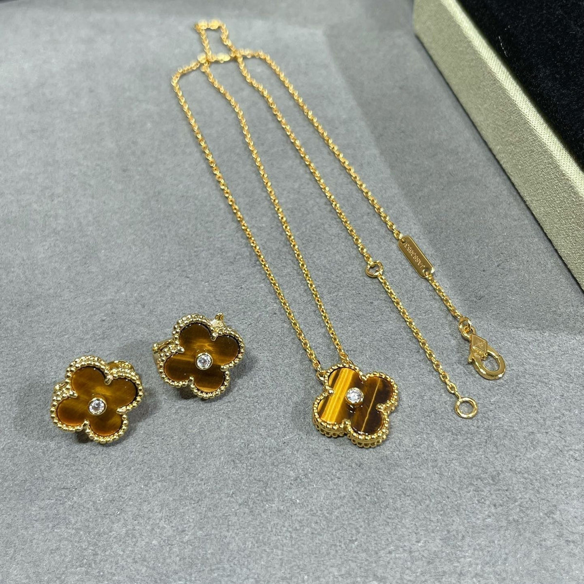 [Sophire Jewelry ]CLOVER 15MM DIAMOND AND YELLOW TIGER'S EYE AGATE necklace