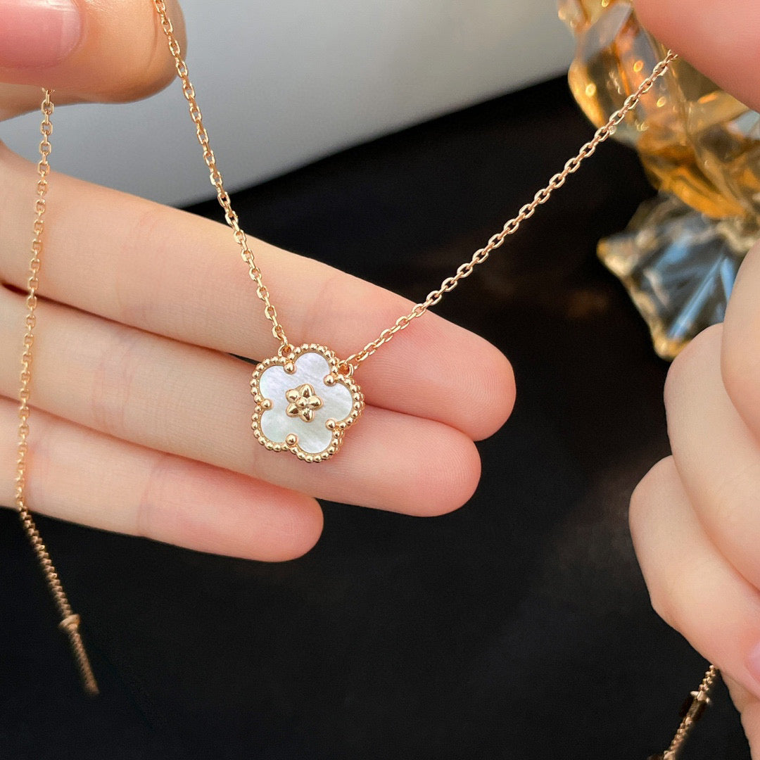 [Sophire Jewelry ]LUCKY  WHITE MOP  PLUM BLOSSOM NECKLACE