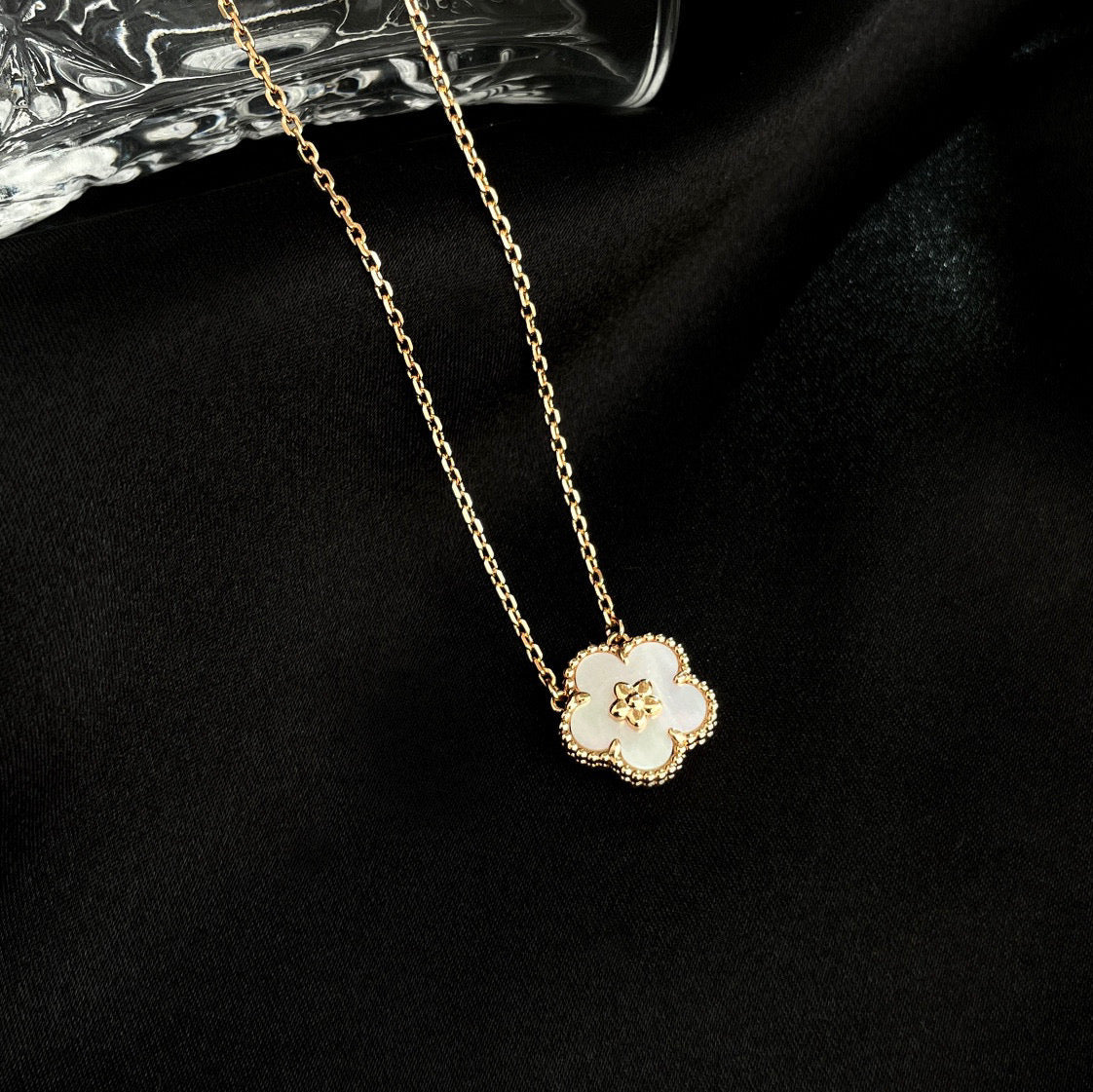 [Sophire Jewelry ]LUCKY  WHITE MOP  PLUM BLOSSOM NECKLACE