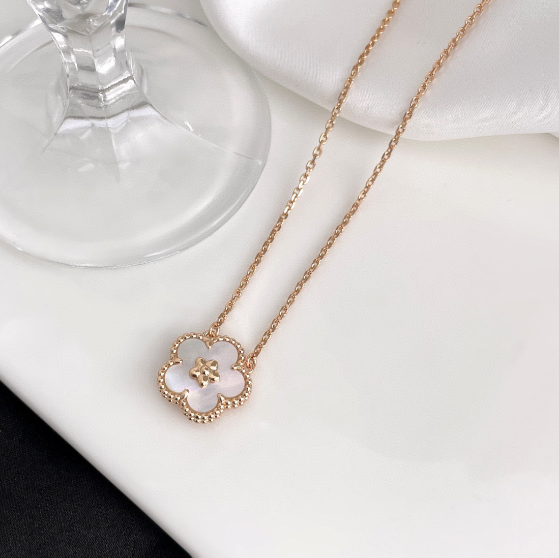 [Sophire Jewelry ]LUCKY  WHITE MOP  PLUM BLOSSOM NECKLACE