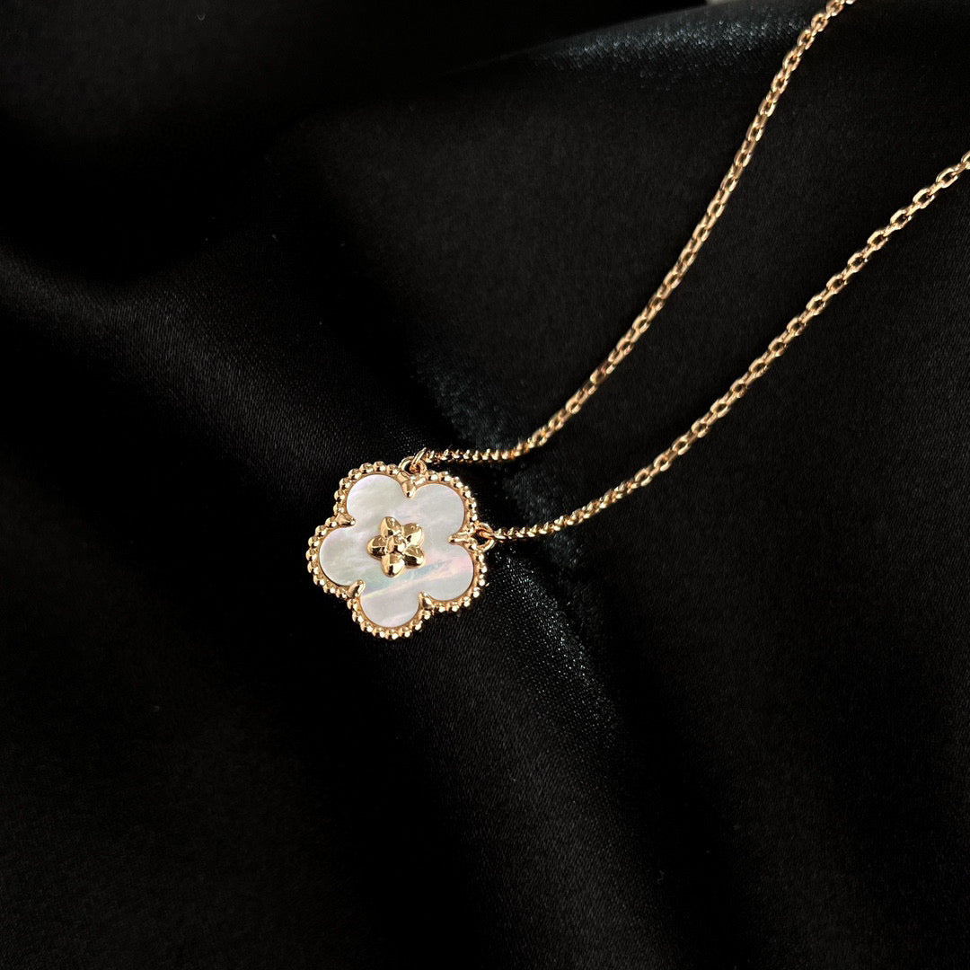 [Sophire Jewelry ]LUCKY  WHITE MOP  PLUM BLOSSOM NECKLACE
