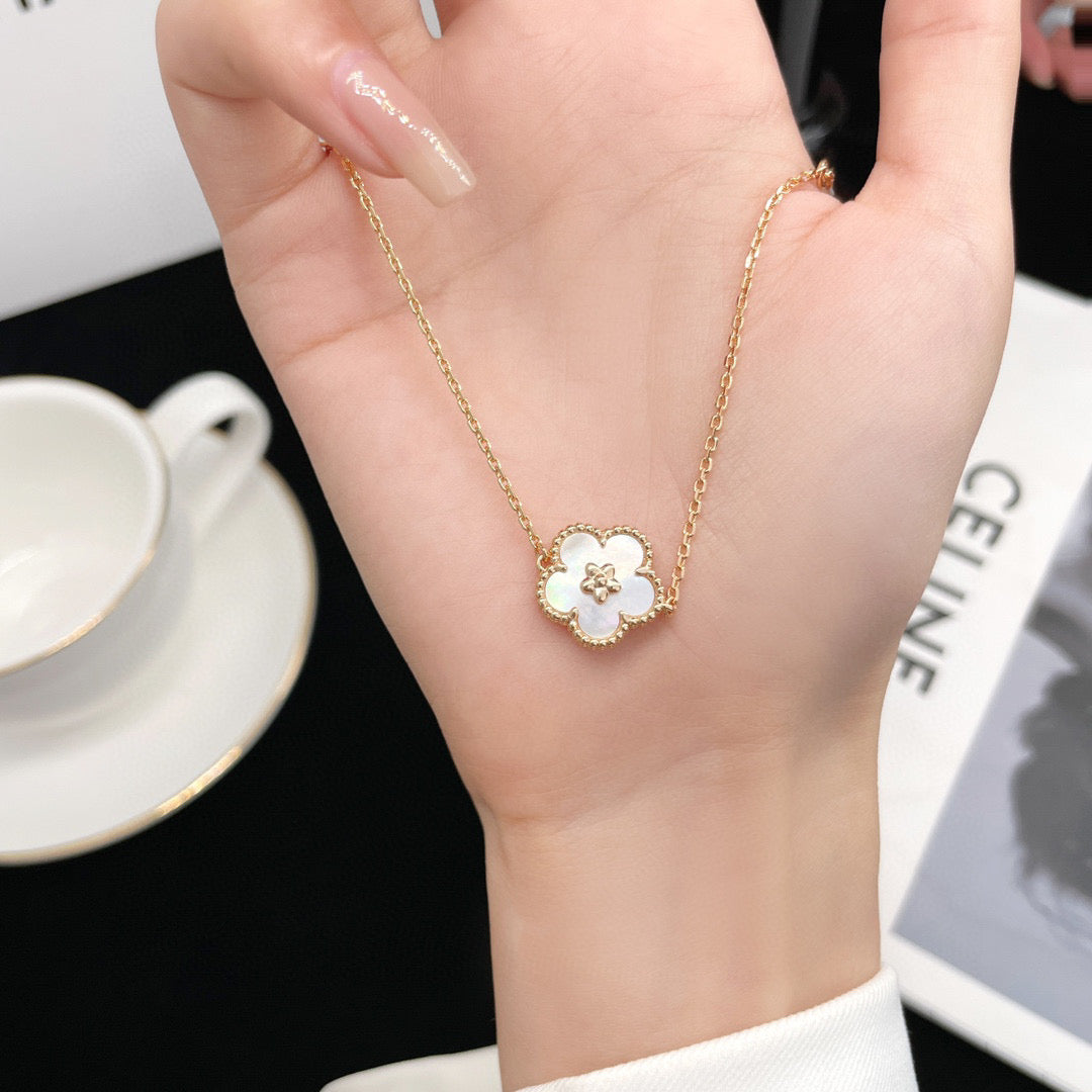 [Sophire Jewelry ]LUCKY WHITE MOP PLUM BLOSSOM  BRACELET