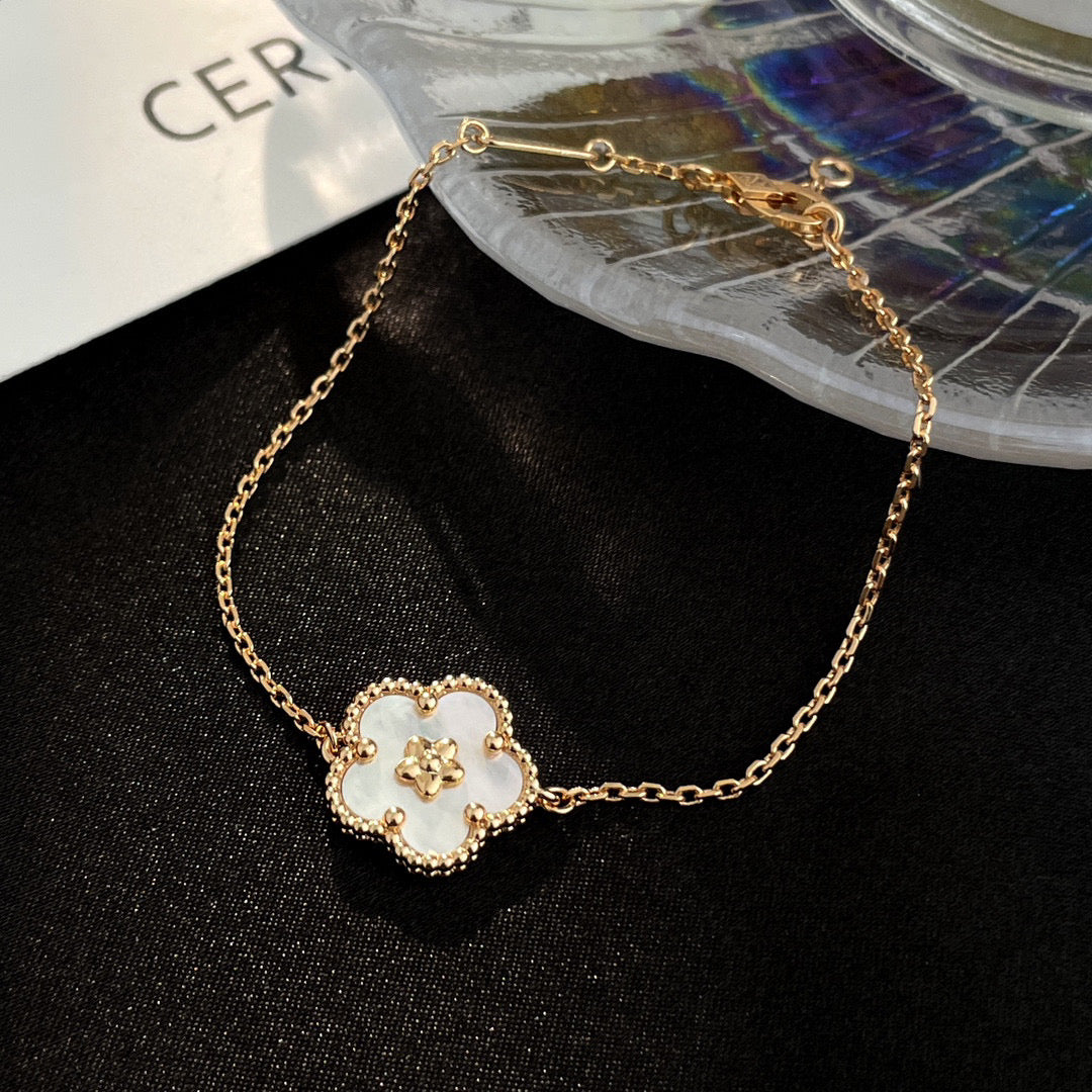 [Sophire Jewelry ]LUCKY WHITE MOP PLUM BLOSSOM  BRACELET