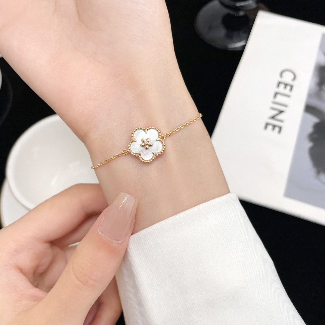 [Sophire Jewelry ]LUCKY WHITE MOP PLUM BLOSSOM  BRACELET