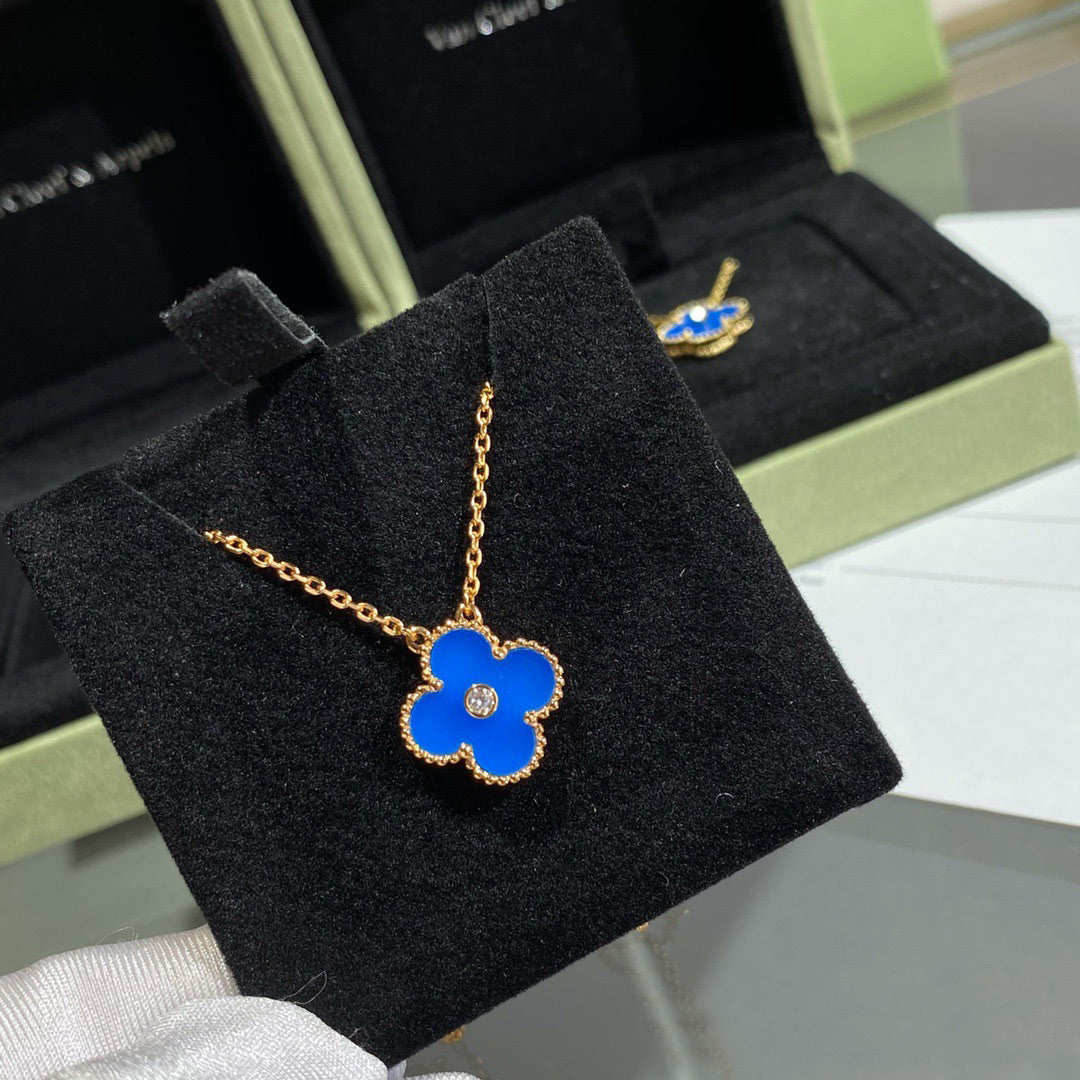 [Sophire Jewelry ]CLOVER 15MM DIAMOND AND BLUE AGATE NECKLACE