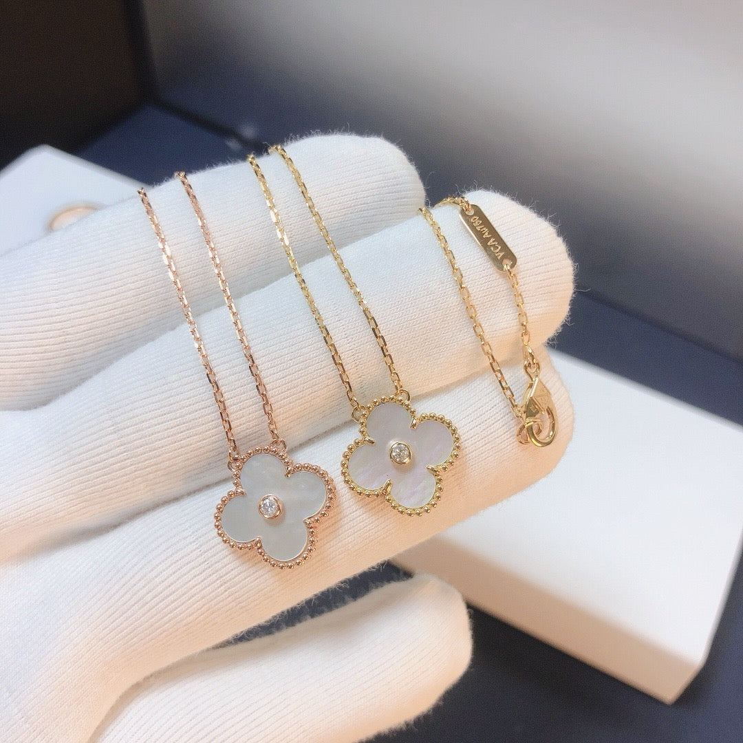 [Sophire Jewelry ]CLOVER 15MM DIAMOND WHITE FRITILLARIA NECKLACE