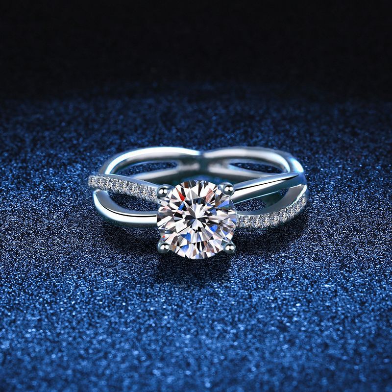 [Sophire]ELEGANT 4-PRONG CROSSOVER MOISSANITE ENGAGEMENT RING
