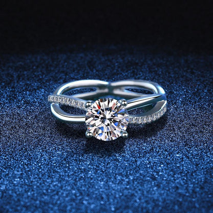 [Sophire]ELEGANT 4-PRONG CROSSOVER MOISSANITE ENGAGEMENT RING