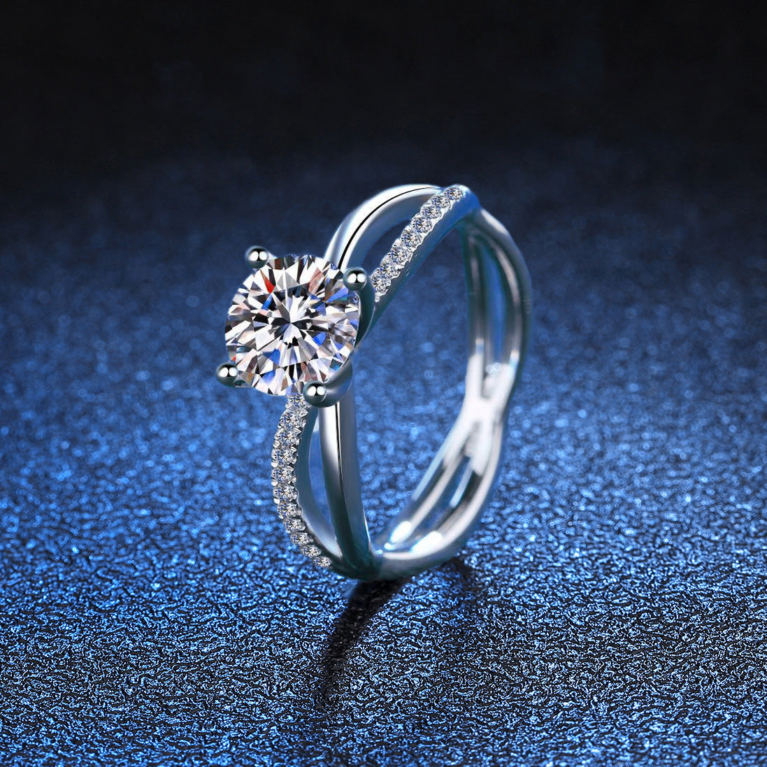 [Sophire]ELEGANT 4-PRONG CROSSOVER MOISSANITE ENGAGEMENT RING