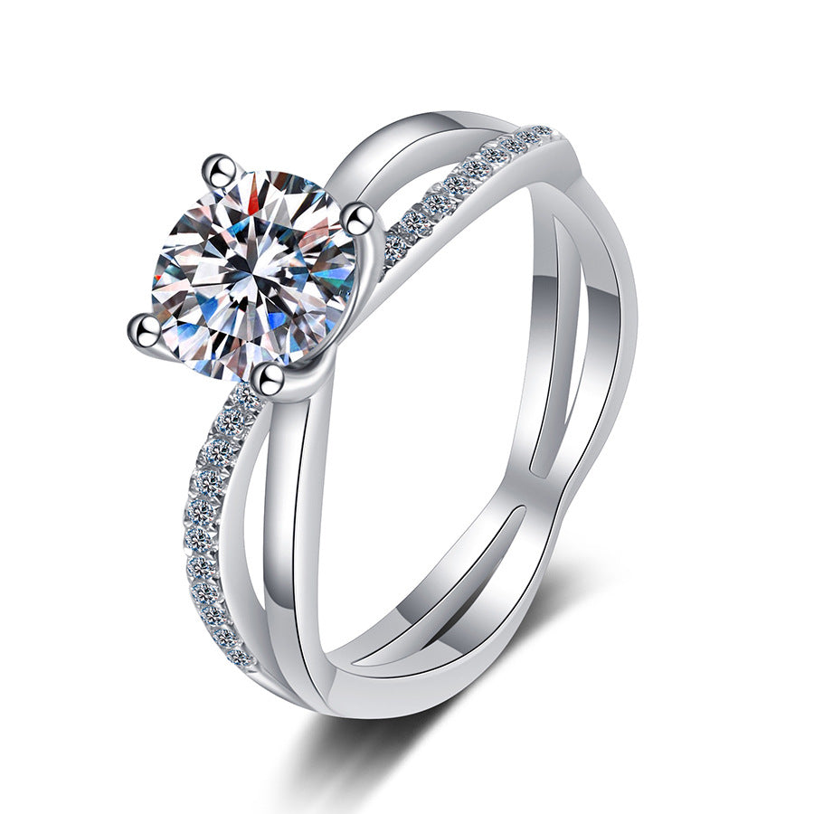 [Sophire]ELEGANT 4-PRONG CROSSOVER MOISSANITE ENGAGEMENT RING