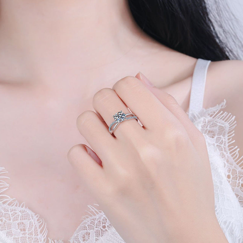 [Sophire]ELEGANT 4-PRONG CROSSOVER MOISSANITE ENGAGEMENT RING
