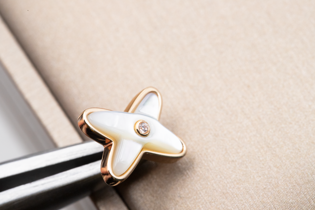 [Sophire Jewelry ]JEUX DE WHITE MOP PINK GOLD DIAMOND EARRINGS