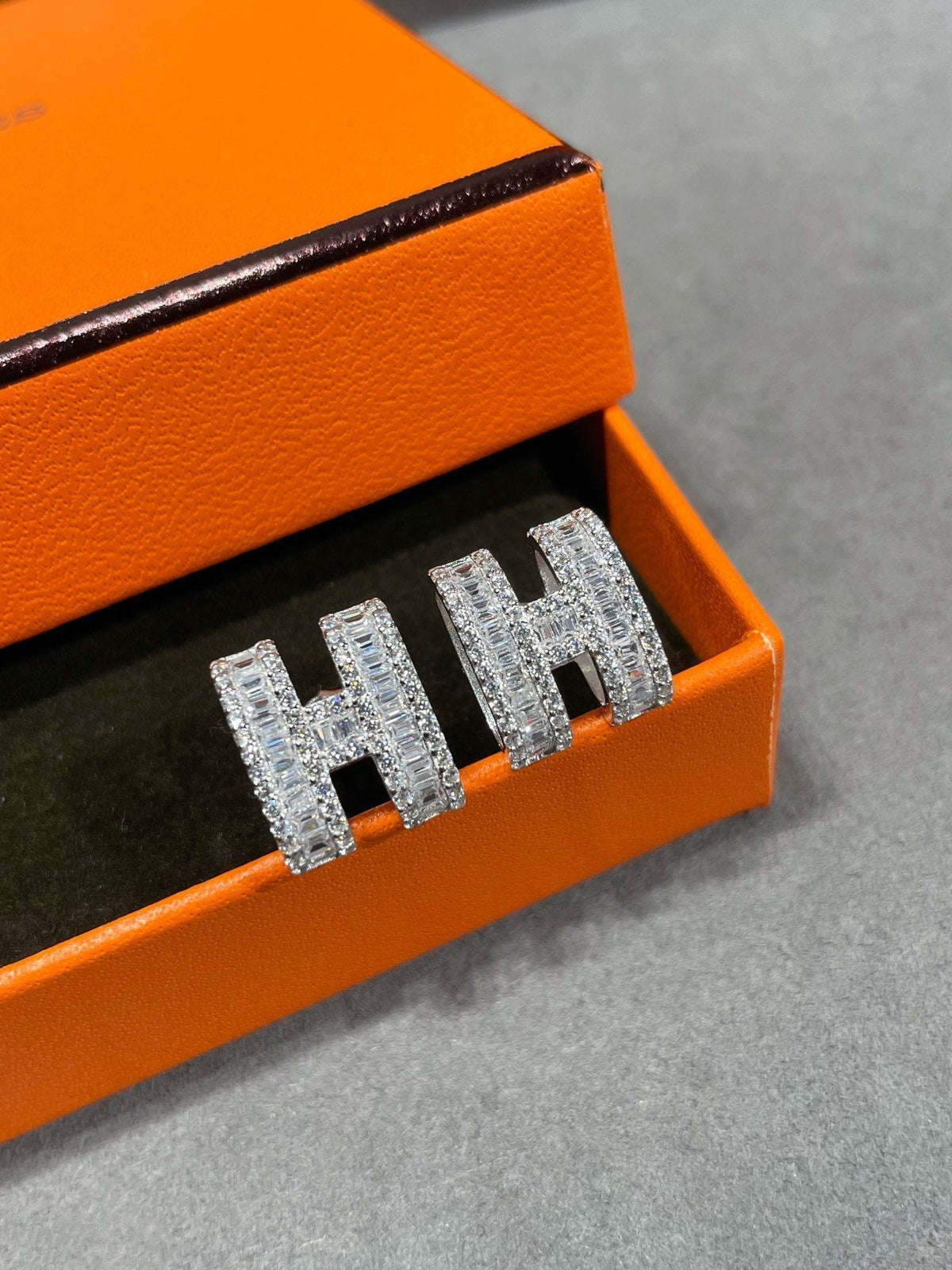 [Sophire Jewelry ]H STUD EARRINGS WITH SILVER DIAMONDS