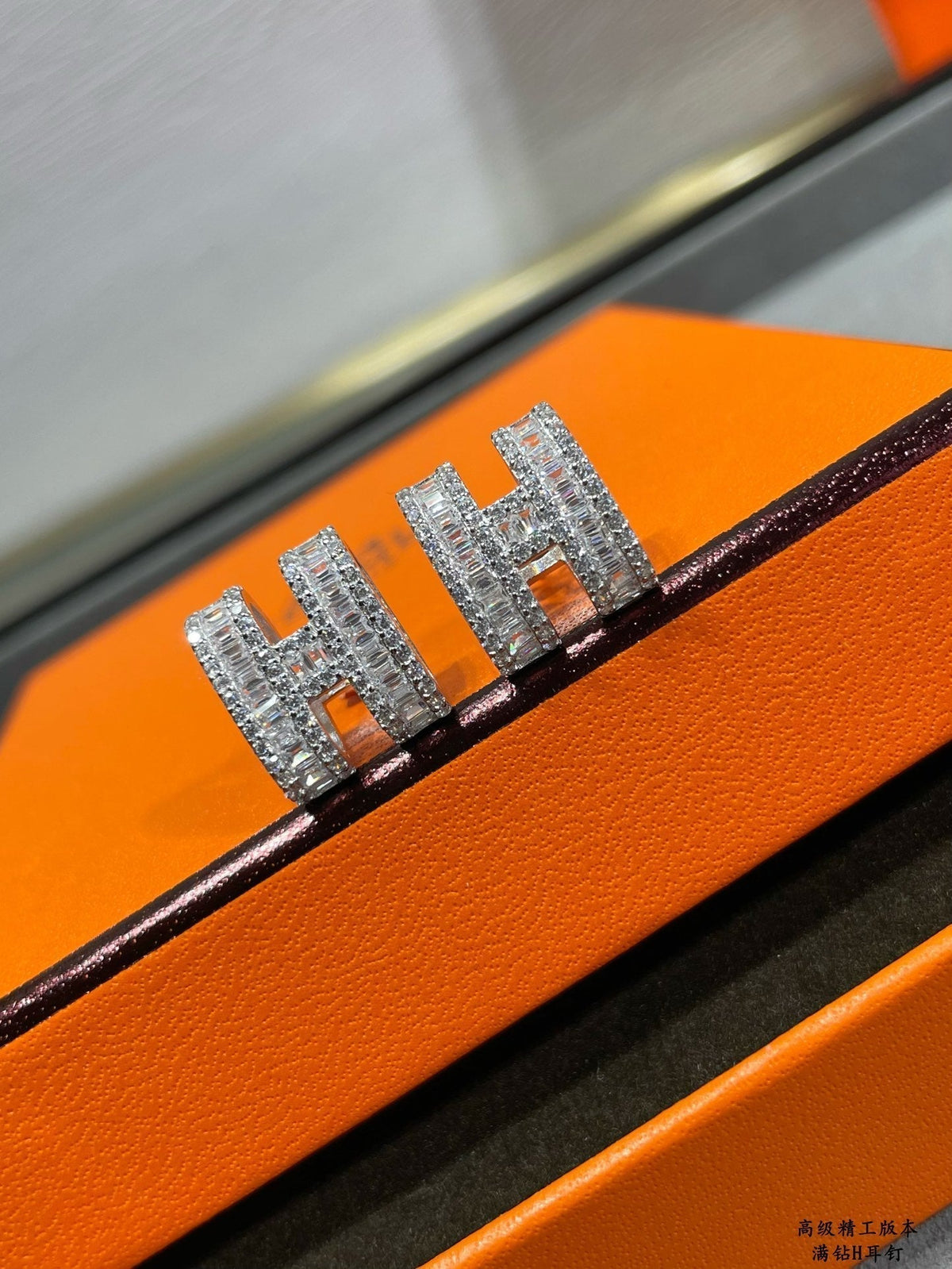 [Sophire Jewelry ]H STUD EARRINGS WITH SILVER DIAMONDS