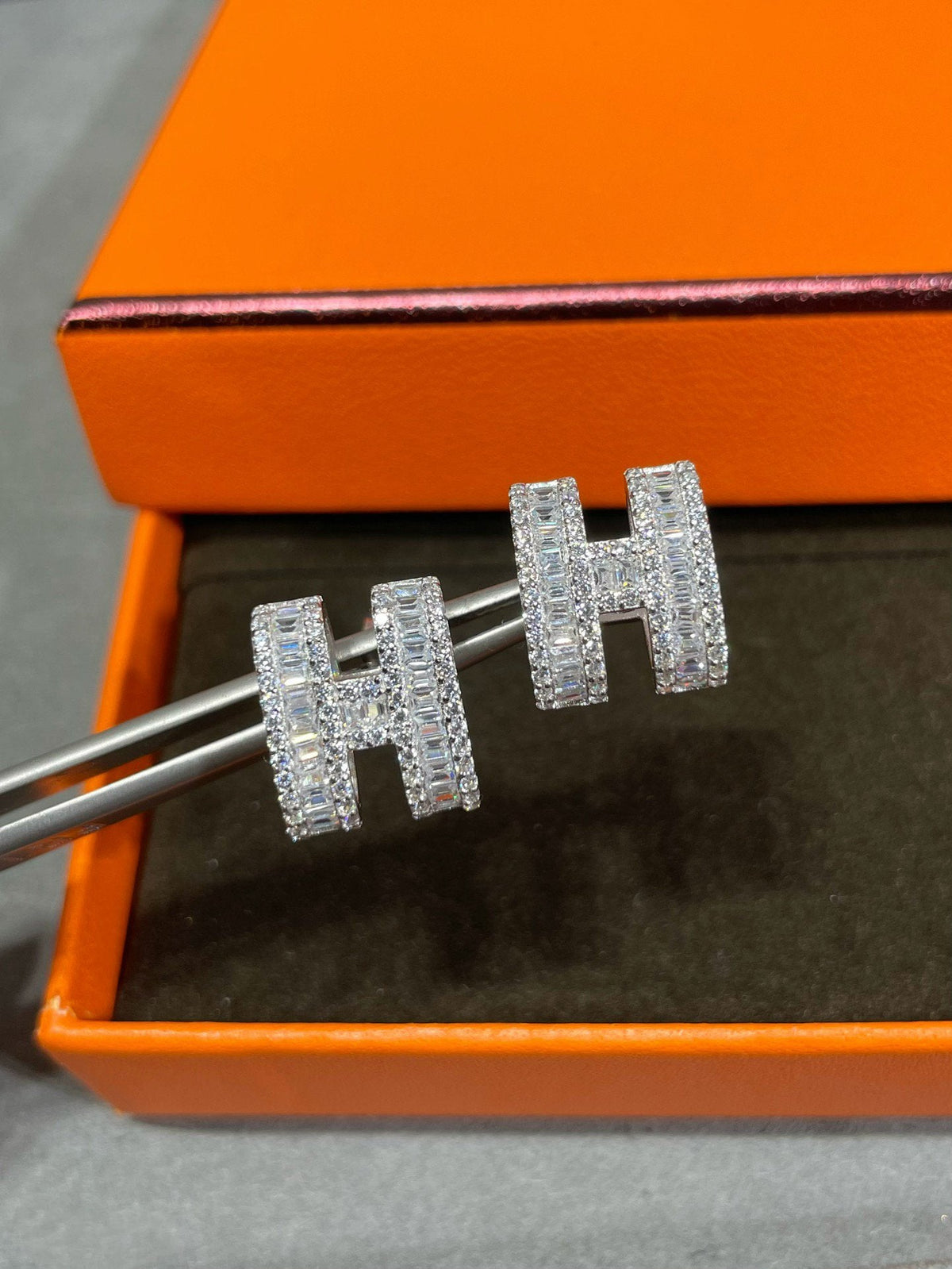 [Sophire Jewelry ]H STUD EARRINGS WITH SILVER DIAMONDS