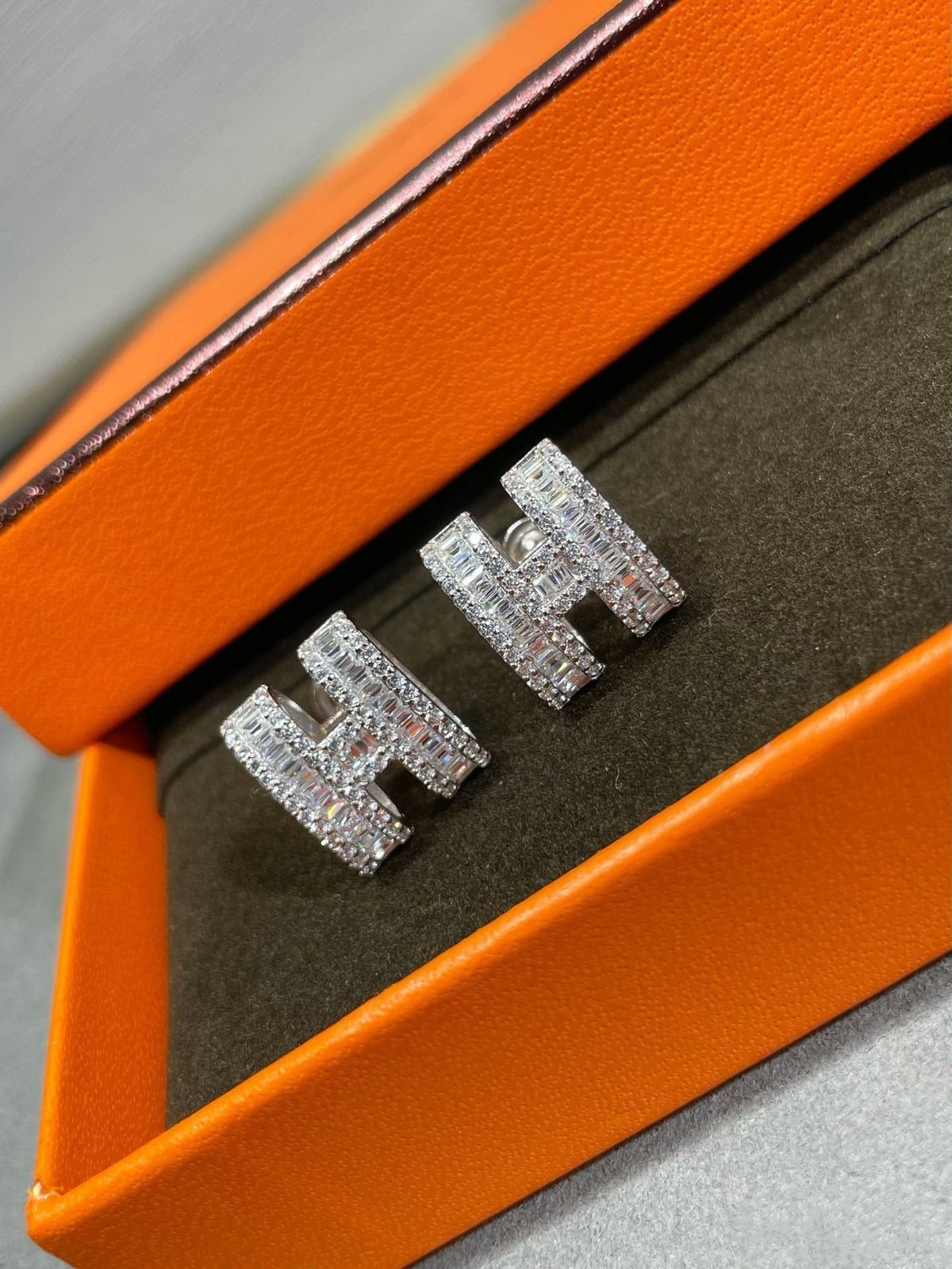 [Sophire Jewelry ]H STUD EARRINGS WITH SILVER DIAMONDS