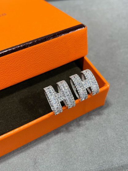 [Sophire Jewelry ]H STUD EARRINGS WITH SILVER DIAMONDS