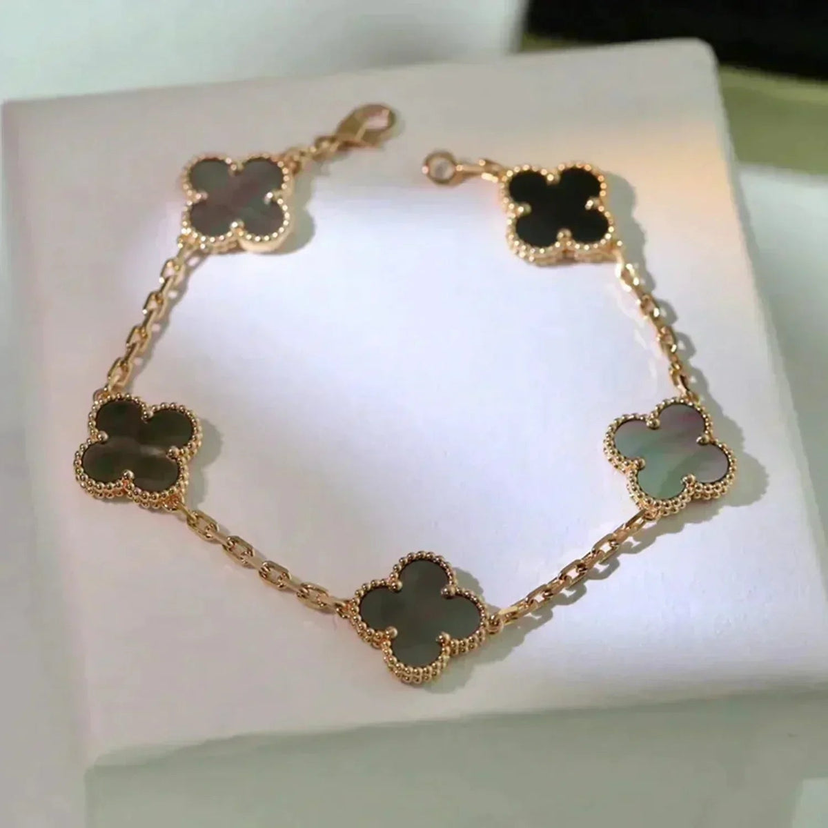 [Sophire Jewelry ] CLOVER 5 MOTIF GRAY MOP BRACELET COLLECTION