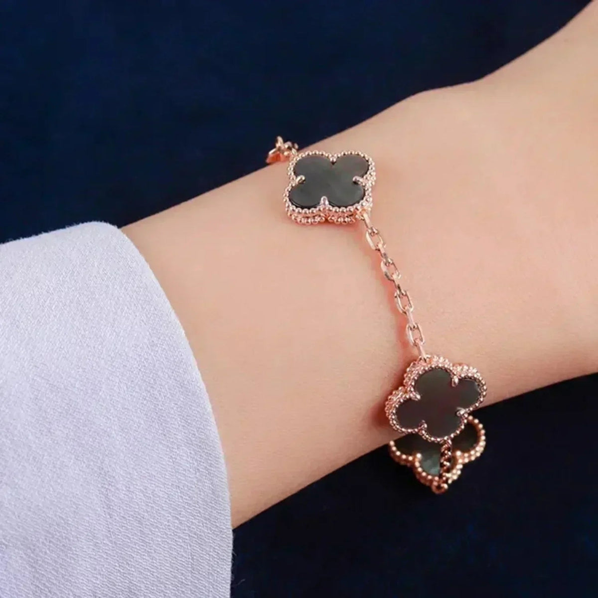 [Sophire Jewelry ] CLOVER 5 MOTIF GRAY MOP BRACELET COLLECTION