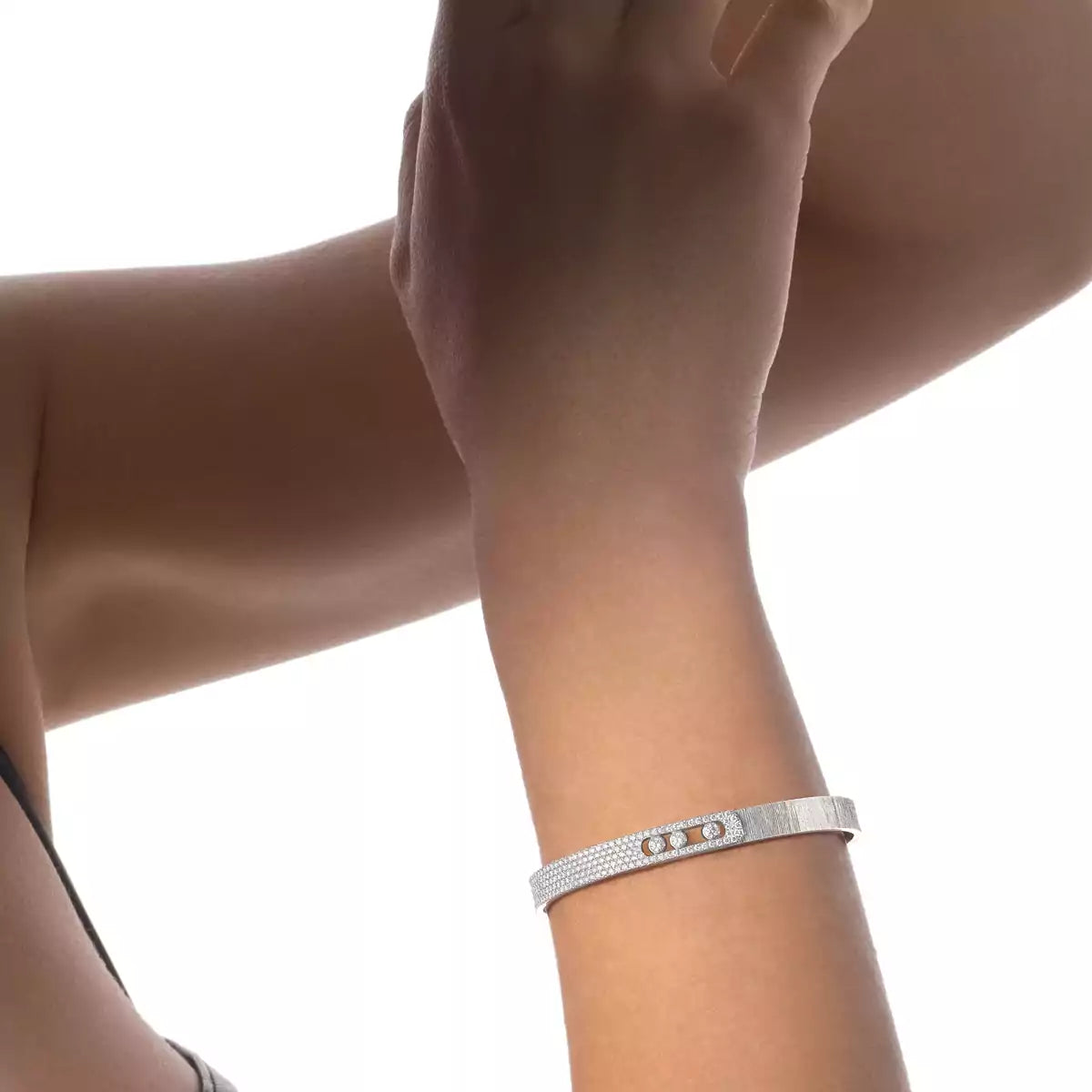 [Sophire Jewelry]Move Noa Ciselé half pavé bangle