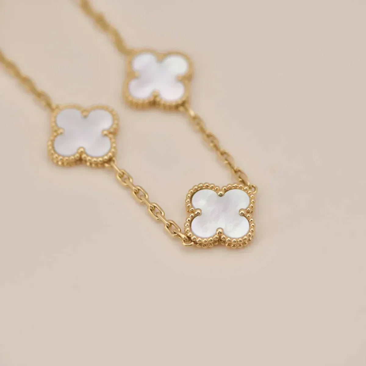[Sophire Jewelry ]CLOVER WHITE PEARL MOP 5 MOTIF BRACELET COLLECTION