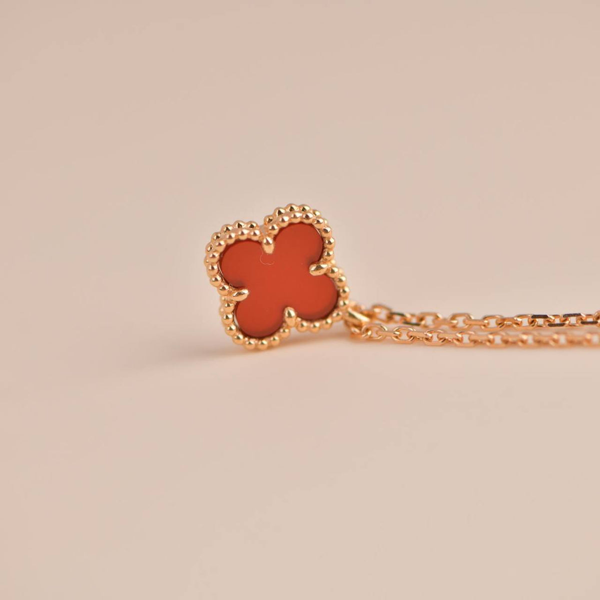 [Sophire Jewelry ]CLOVER MINI 9.5MM WHITE CARNELIANS NECKLACE