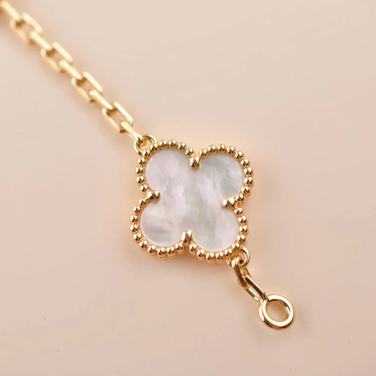 [Sophire Jewelry ]CLOVER WHITE PEARL MOP 5 MOTIF BRACELET COLLECTION