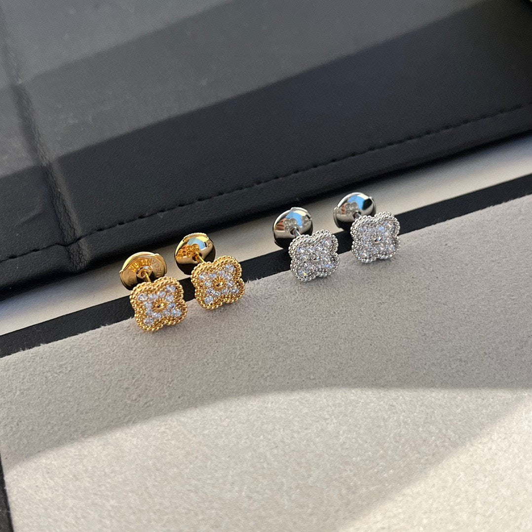 [Sophire Jewelry ]CLOVER MINI DIAMOND STUD EARRINGS