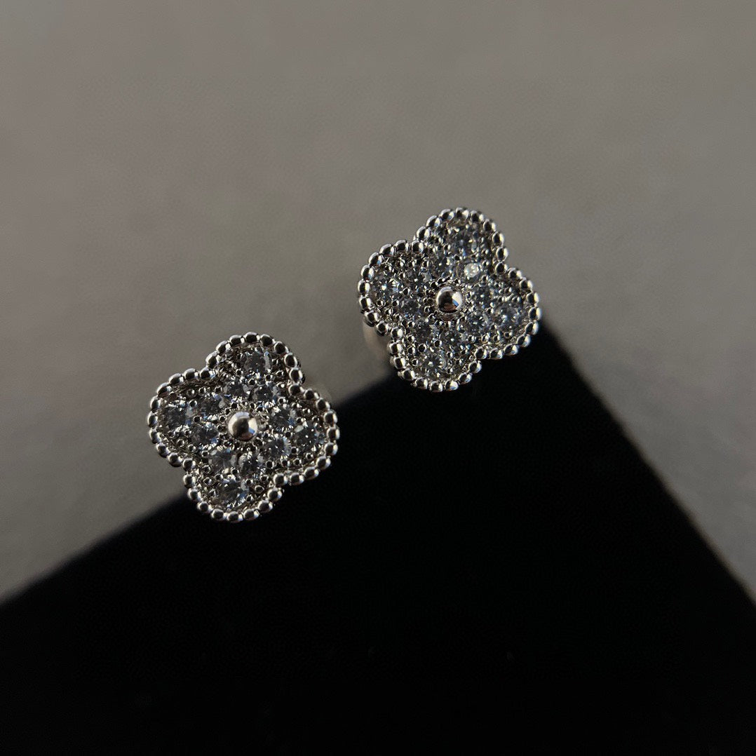 [Sophire Jewelry ]CLOVER MINI DIAMOND STUD EARRINGS
