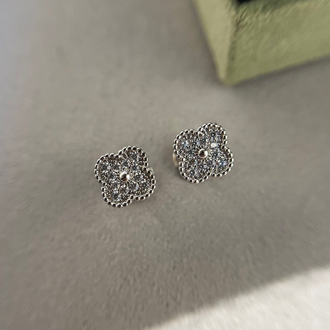 [Sophire Jewelry ]CLOVER MINI DIAMOND STUD EARRINGS