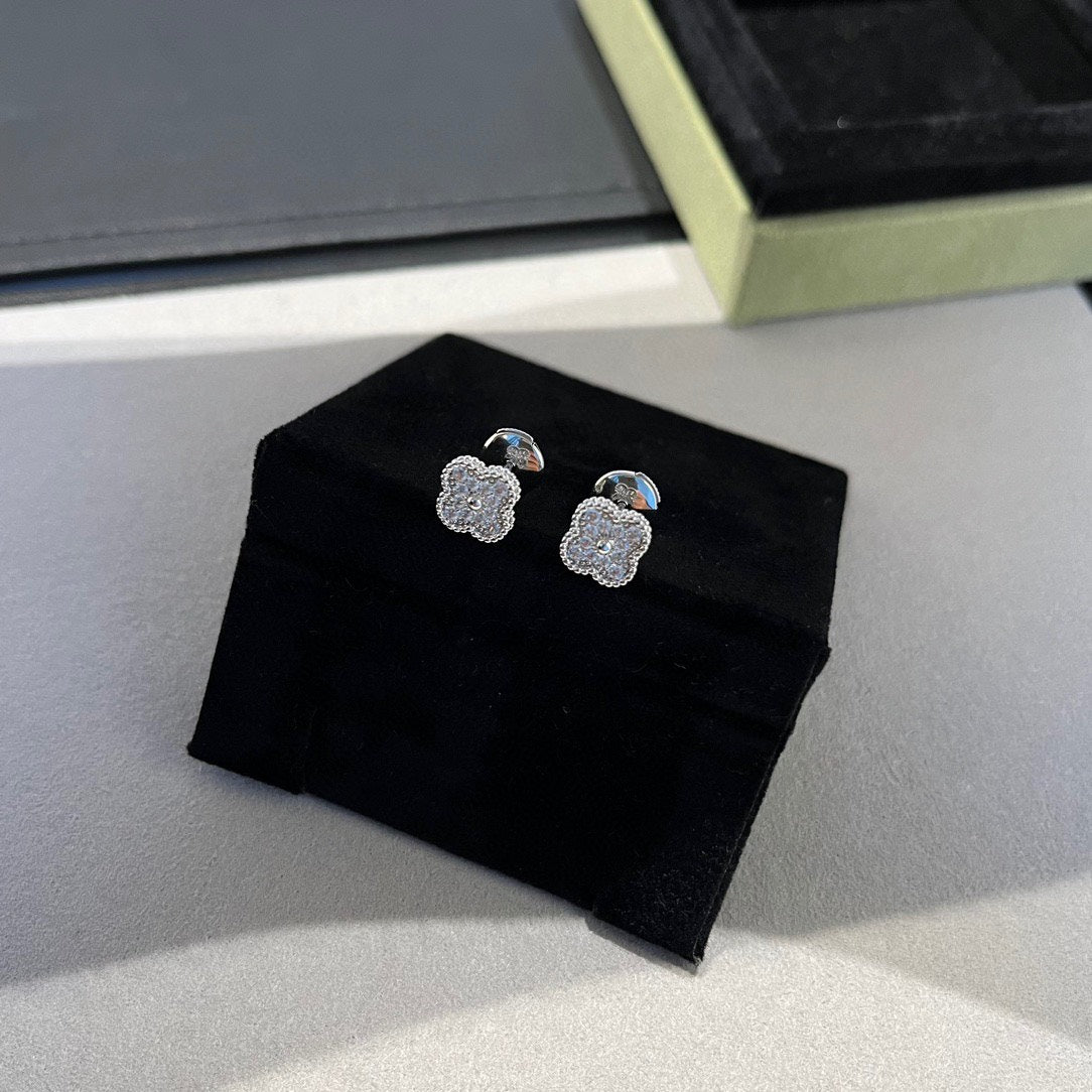 [Sophire Jewelry ]CLOVER MINI DIAMOND STUD EARRINGS