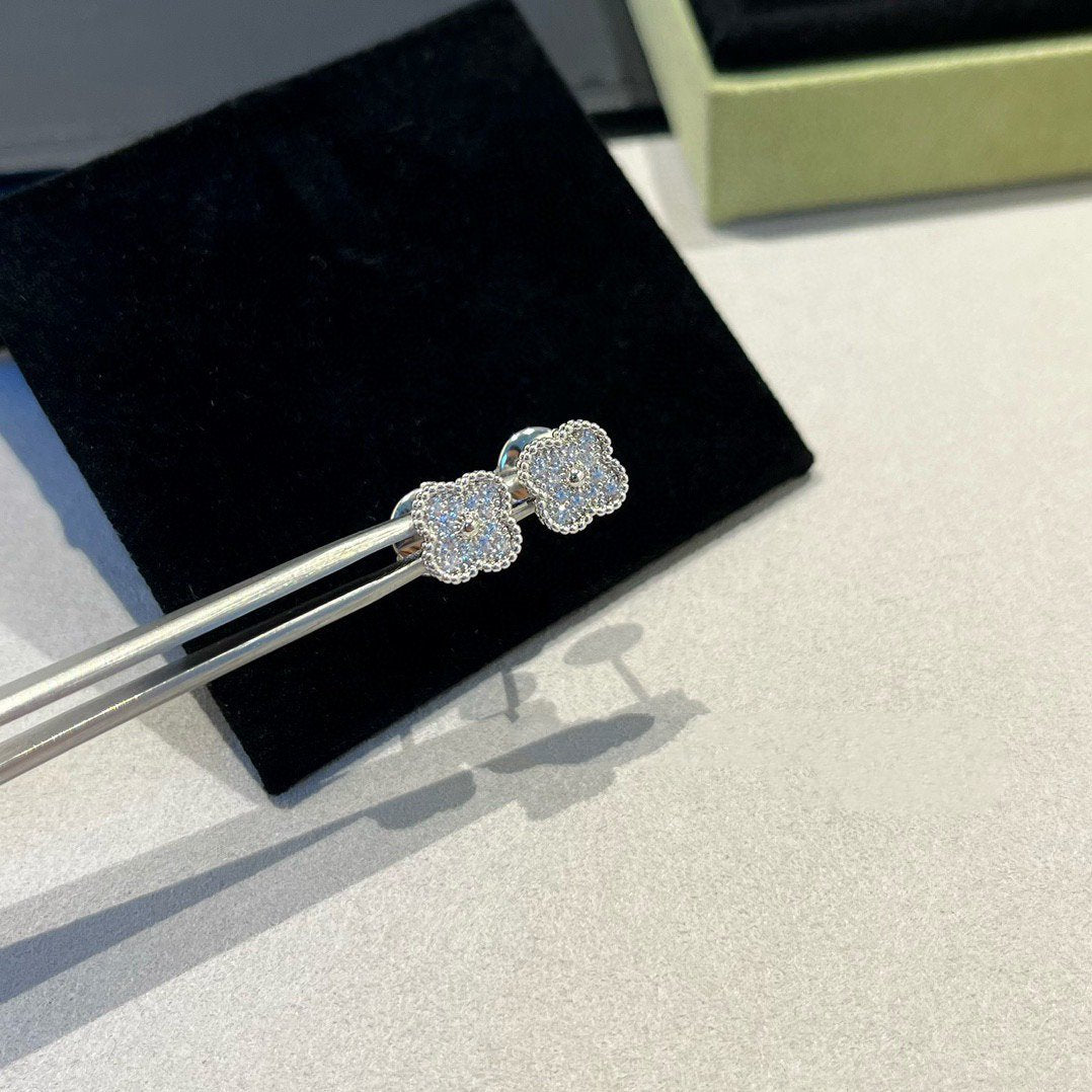 [Sophire Jewelry ]CLOVER MINI DIAMOND STUD EARRINGS